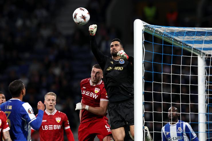 Diogo Costa del Porto mentre fa una grande uscita