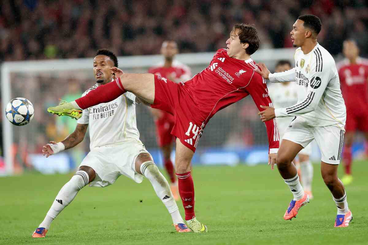 Federico Chiesa mentre contrasta un avversario