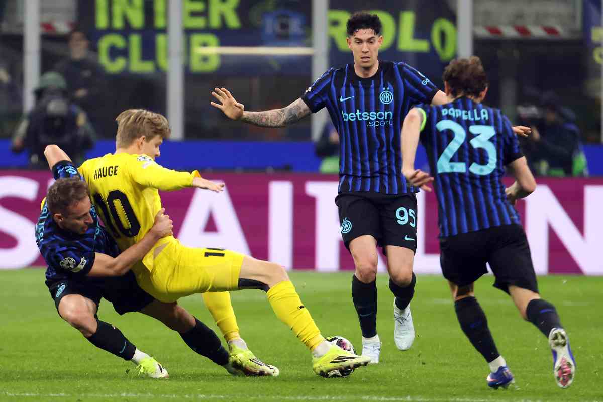 Frattesi mentre cerca di contrastare un calciatore del Bodo