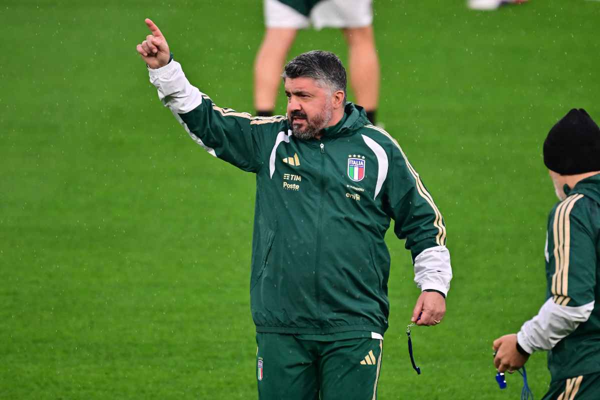 Gennaro Gattuso mentre dà indicazioni ai suoi giocatori durante l'allenamento