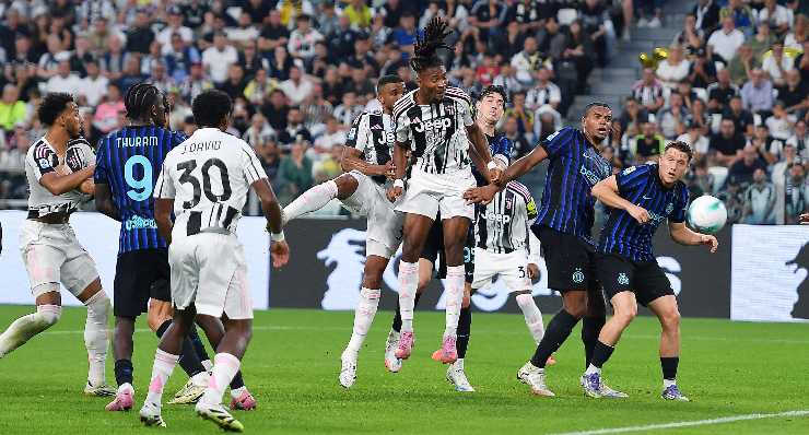 Un momento della gara tra Inter e Juventus con Thuram che tenta un colpo di testa