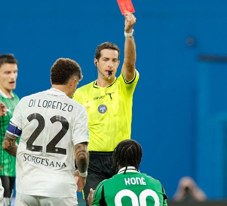 Ismael Koné mentre viene espulso durante la gara col Napoli