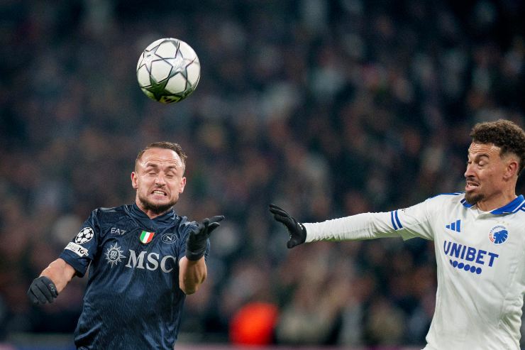 Il giocatore del Napoli Lobotka mentre vince un duello aereo