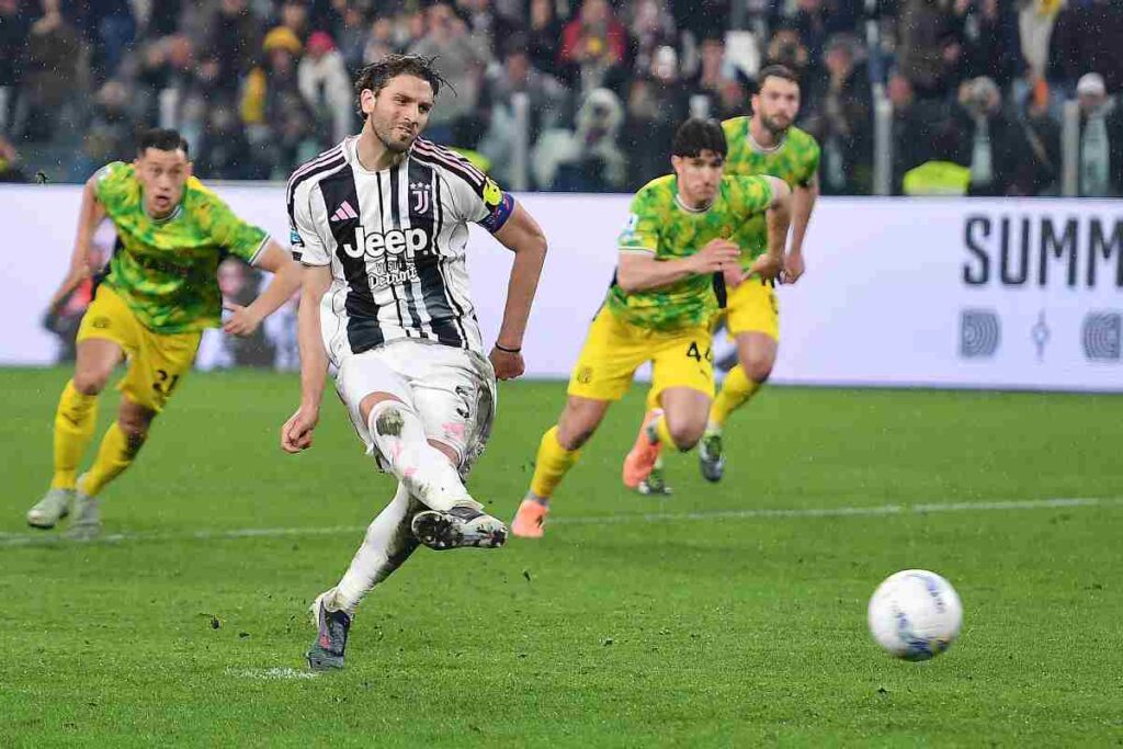 Locatelli mentre calcia il rigore col Sassuolo