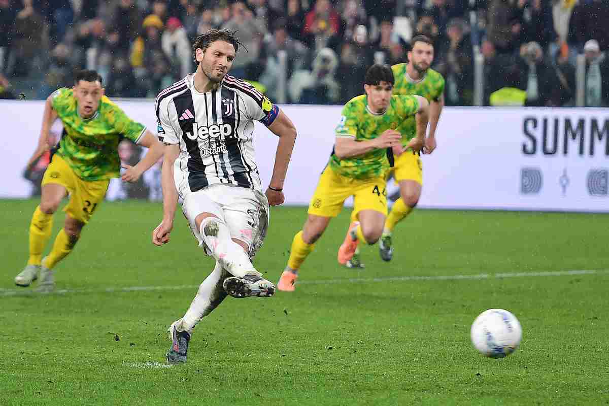 Locatelli mentre calcia il rigore col Sassuolo