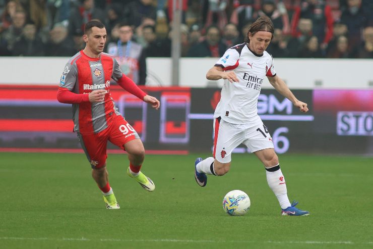 Luka Modric mentre detta il passaggio contro la Cremonese