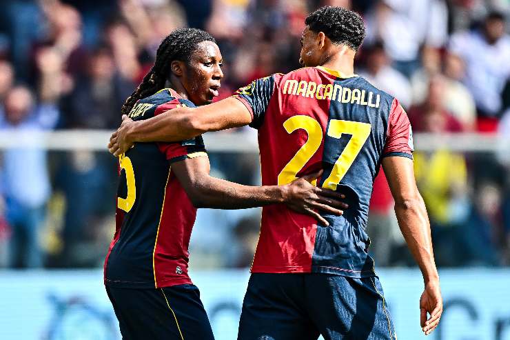 Il difensore del Genoa Marcandalli mentre si complimenta con un compagno