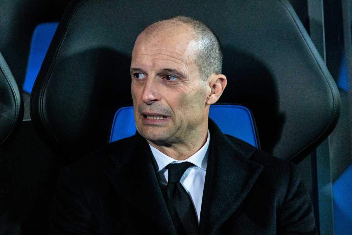 Massimiliano Allegri mentre segue la gara del Milan preoccupato