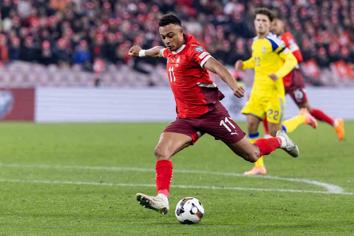 Ndoye mentre sta per calciare durante una gara di Premier