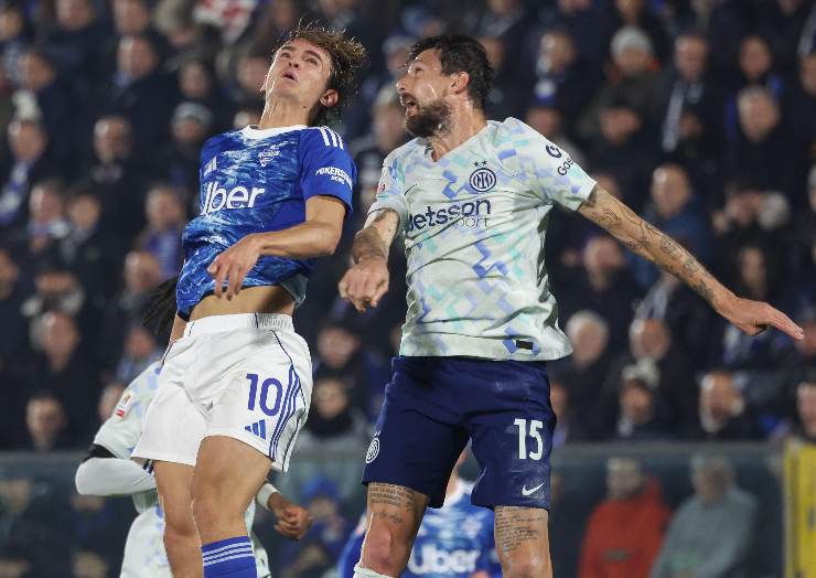 Nico Paz mentre contrasta un avversario durante la gara con l'Inter