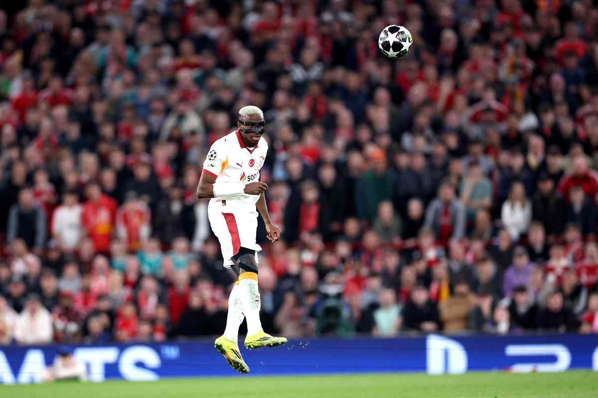 Osimhen mentre cerca di colpire di testa