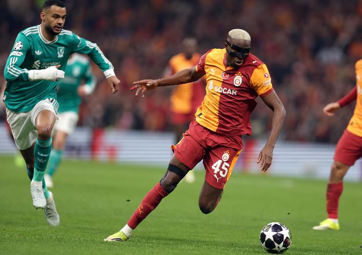 Osimhen mentre cerca di dribblare 