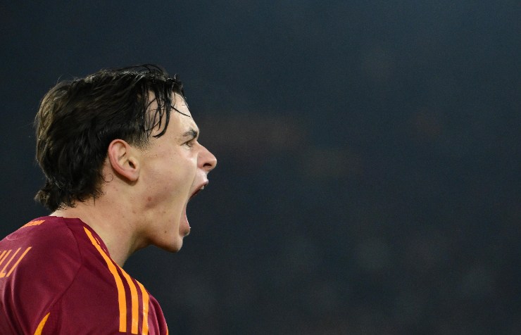 Nicolò Pisilli mentre esulta dopo un gol realizzato con la Roma