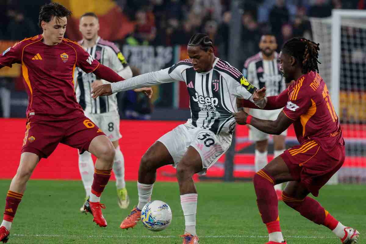 Un momento di Roma Juventus con David contrastato da Pisilli