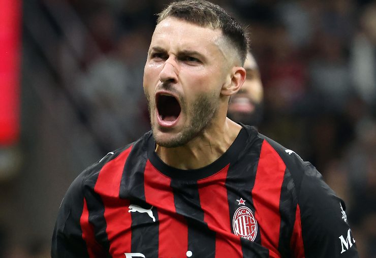 Il centravanti del Milan Gimenez dopo aver segnato una rete