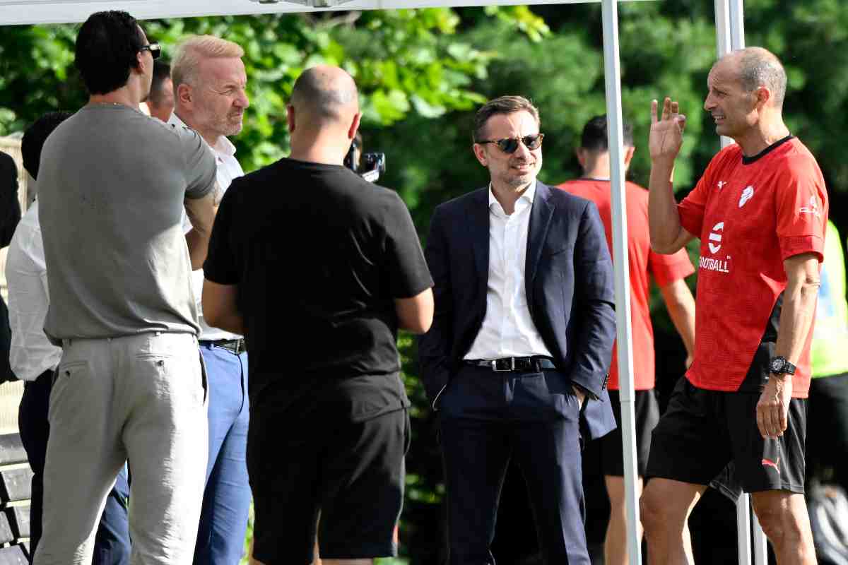 Il gruppo dirigenziale del Milan al lavoro a Milanello con Tare e Allegri