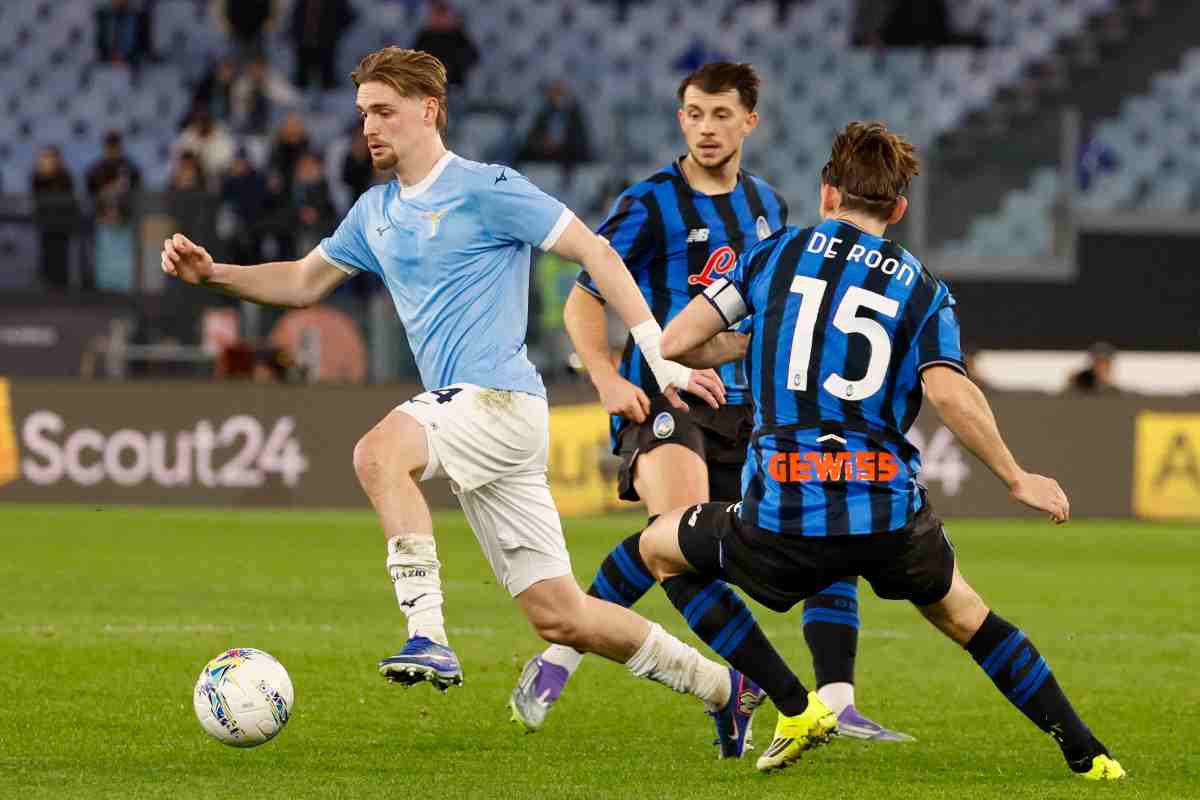Taylor della Lazio mentre cerca di superare due giocatori dell'Atalanta