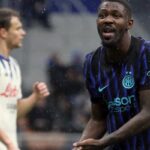 Marcus Thuram che si rivoilge a Chivu durante la gara con l'Atalanta