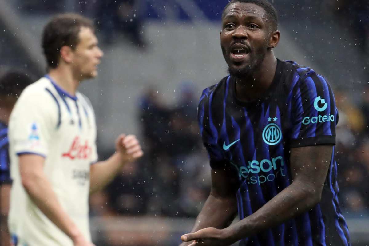 Marcus Thuram che si rivoilge a Chivu durante la gara con l'Atalanta