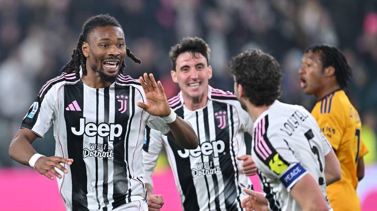 Thuram esulta dopo un suo gol e abbraccia i compagni