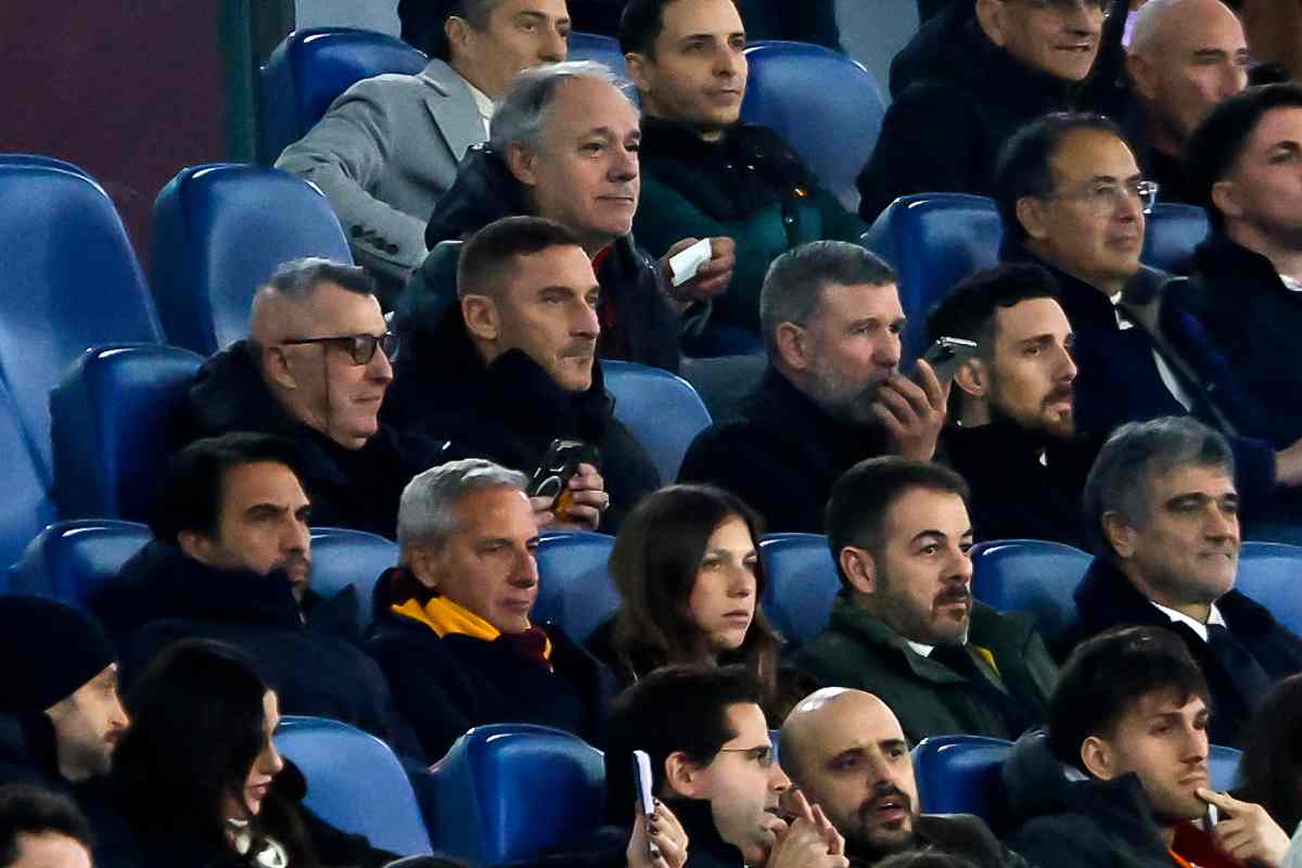 Francesco Totti in tribuna allo stadio Olimpico durante una gara della Roma