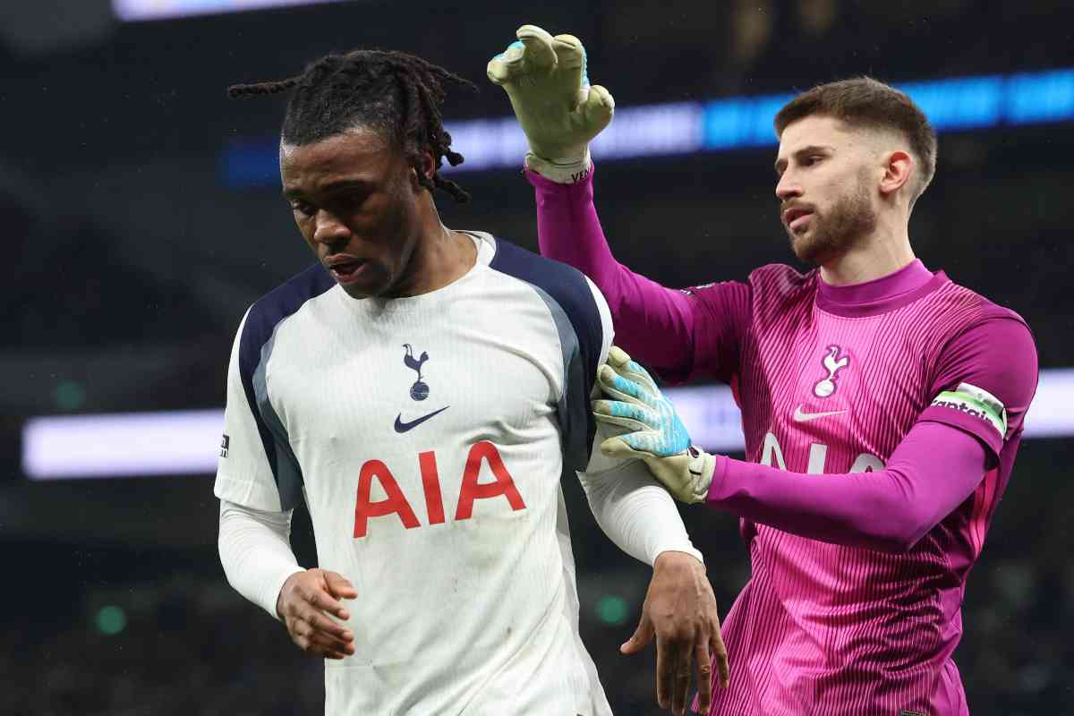 Il portiere del Tottenham Vicario mentre si prepara a una rimessa dal fondo