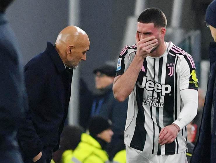 Spalletti e Vlahovic mentre discutono sulla tattica da adottare