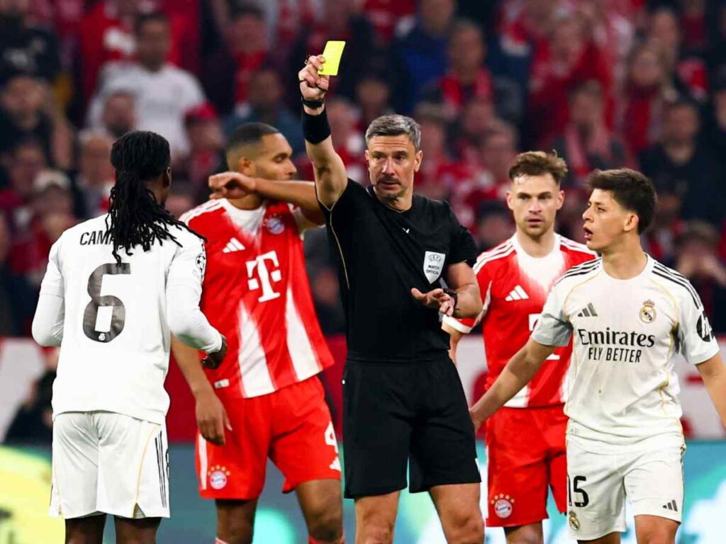 l'arbitro espelle Camavinga in Bayern Monaco-Real Madrid
