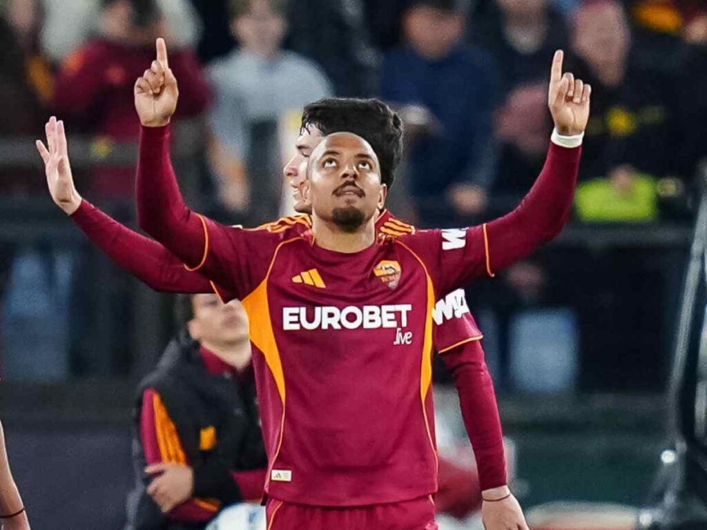 Donyell Malen della Roma esulta dopo un gol al Pisa