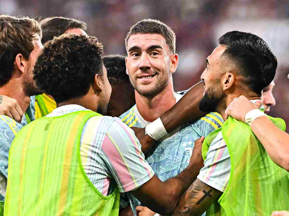 Dusan Vlahovic sorride dopo un gol