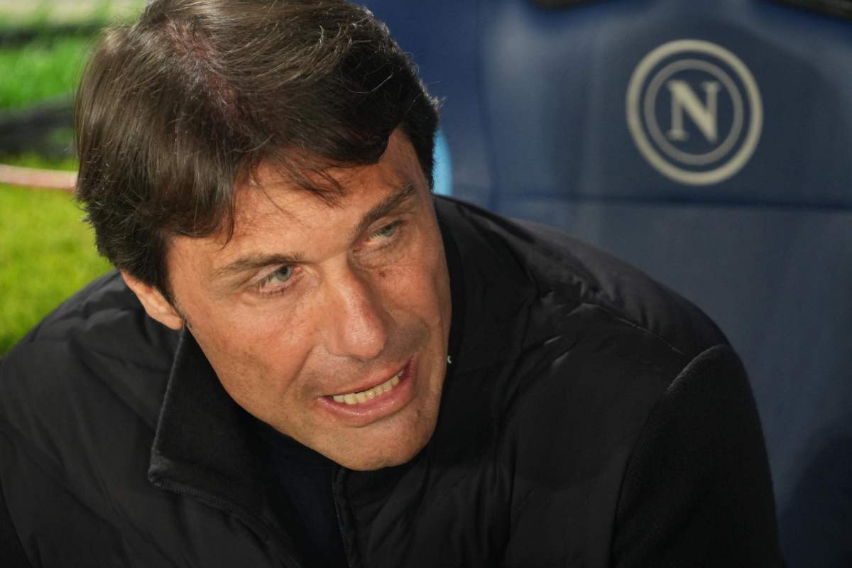Antonio Conte mentre discute sulle scelte da fare in panchina nel Napoli