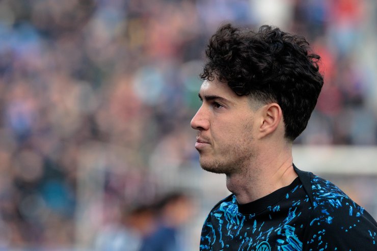 Bastoni difensore dell'Inter mentre attende l'inizio della gara