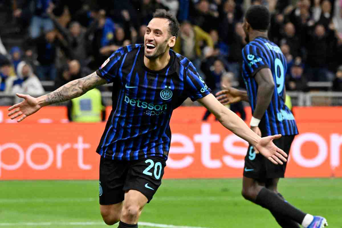 Hakan Calhanoglu esulta dopo aver realizzato il gol al Como in Coppa Italia