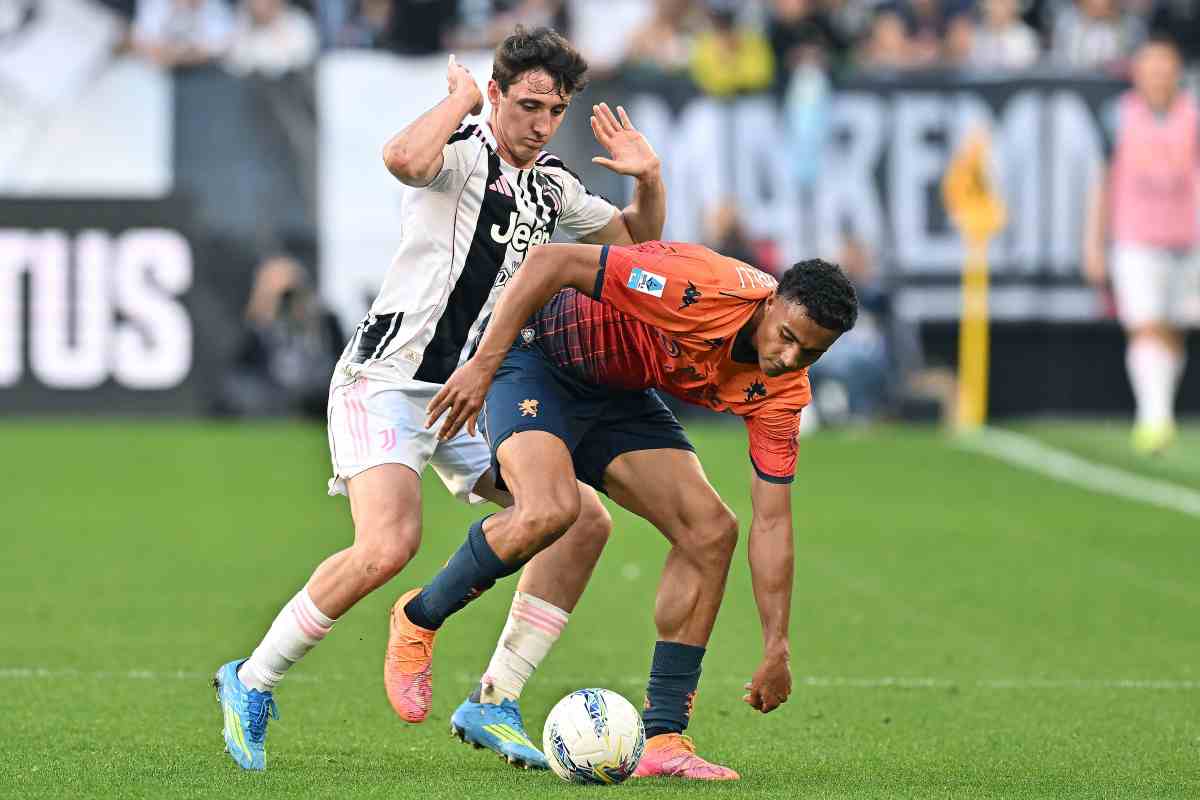 L'esterno della Juventus Cambiaso mentre contrasta un avversario del Genoa