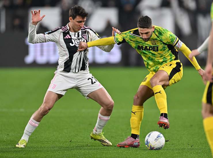 Il giocatore della Juventus Cambiaso mentre cerca di rubare un pallone all'avversario