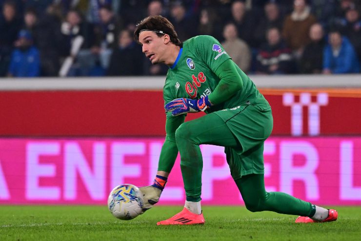 Carnesecchi mentre difende la porta dell'Atalanta