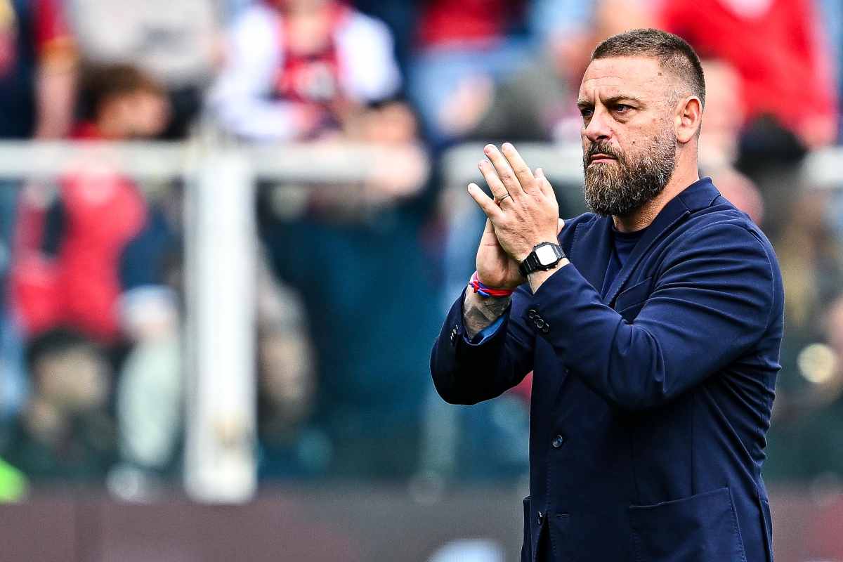 Daniele De Rossi mentre saluta il pubblico di Marassi dopo la gara col Como