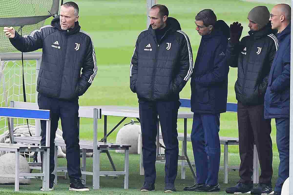 I dirigenti della Juventus che seguono l'allenamento alla Continassa
