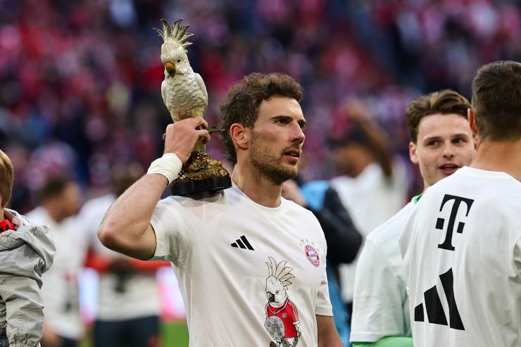 Leon Goretzka mentre festeggia con la mascotte del Bayern Monaco, il pappagallo