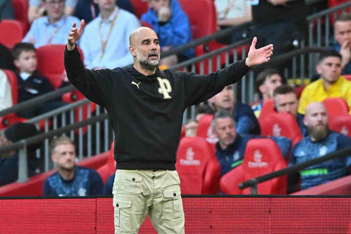 Pep Guardiola menre cerca di dare indicazioni slla sua squadra