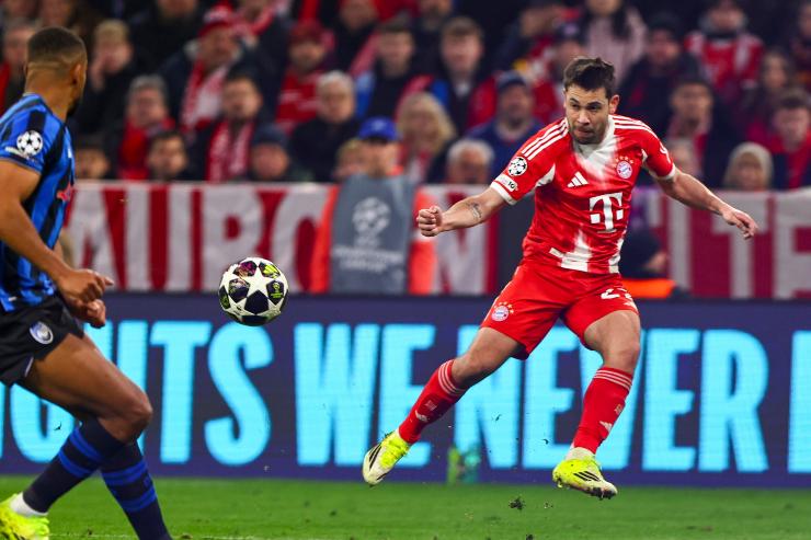 Rapahel Guerreiro mentre gioca la sua gara di Champions contro l'Inter con la maglia del Bayern Monaco