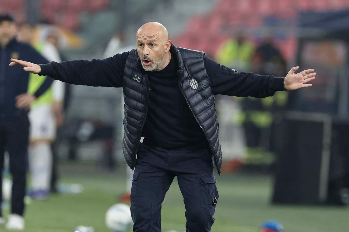 Vincenzo Italiano mentre si dispera durante una gara del Bologna