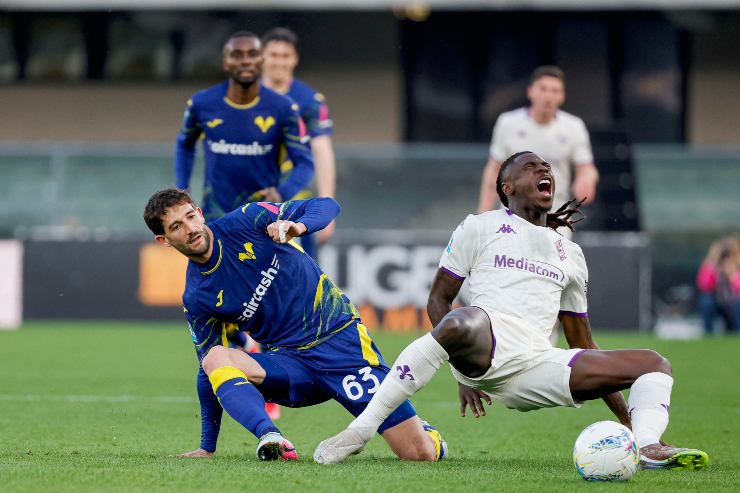 Kean durante una gara con la Fiorentina mentre si infortuna