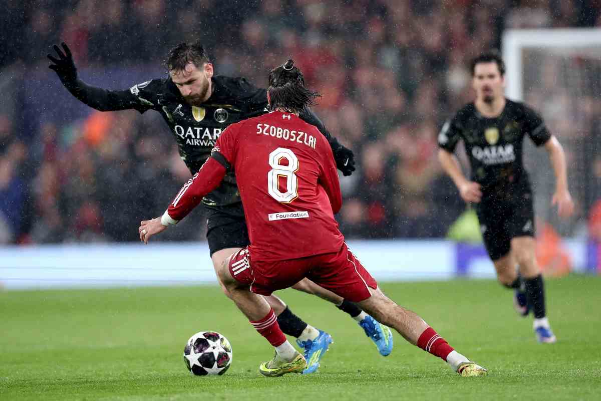 Kvaratskhelia mentre cerca di saltare un giocatore del Liverpool