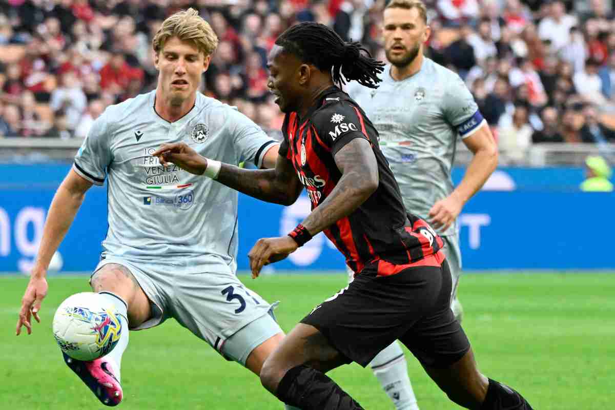 Leao mentre cerca di superare un difensore dell'Udinese