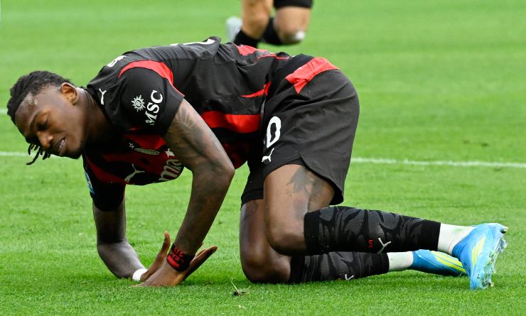 Rafa Leao a terra mentre subisce un fallo