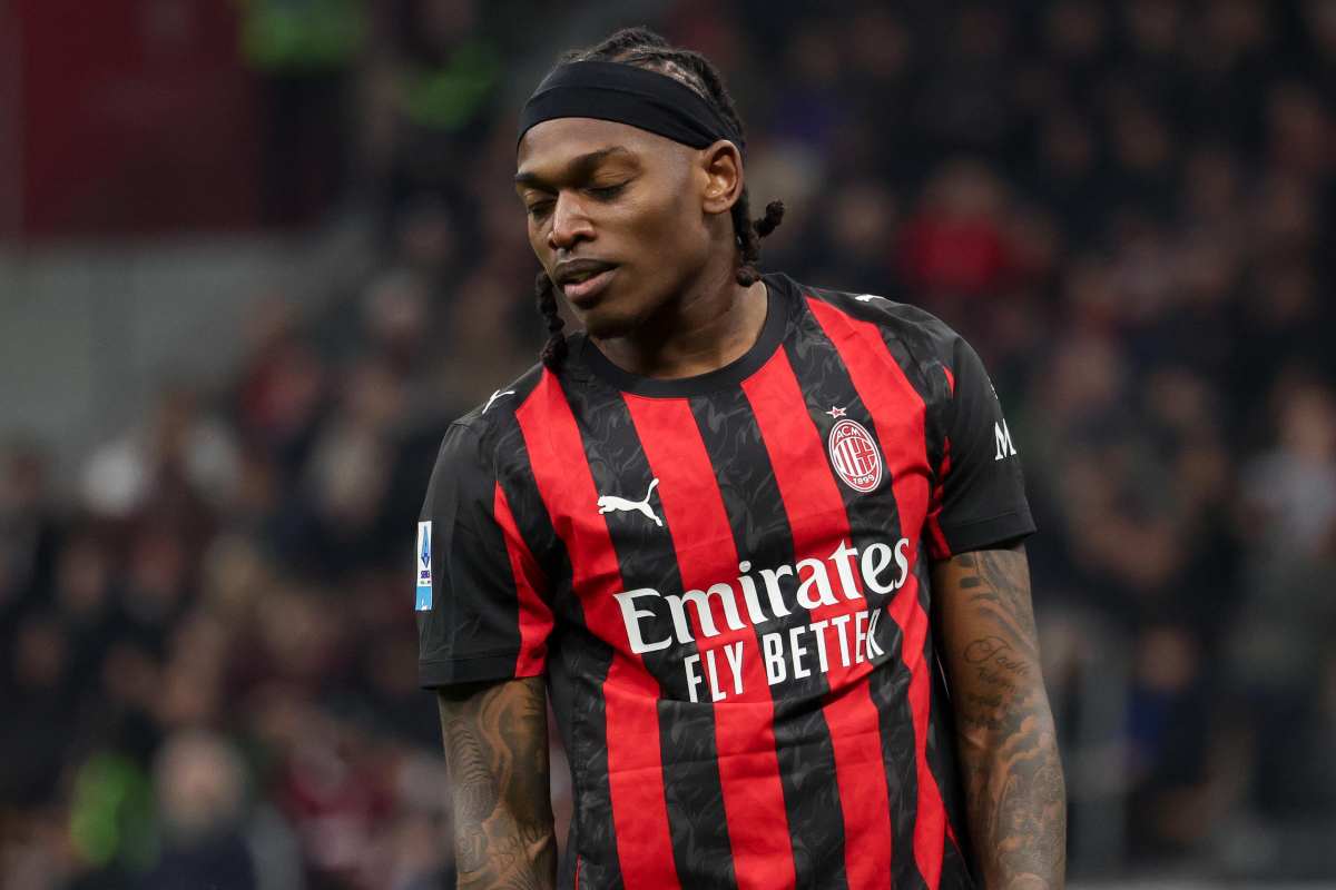 Rafa Leao mentre cerca di non deprimersi dopo aver sbagliato un gol