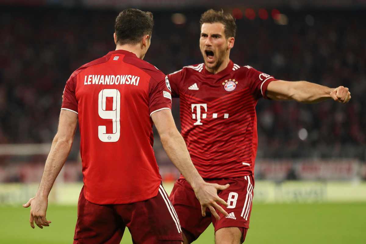 Lewandowski e Goretzka mentre si abbracciano dopo un gol ai tempi del Bayern Monaco