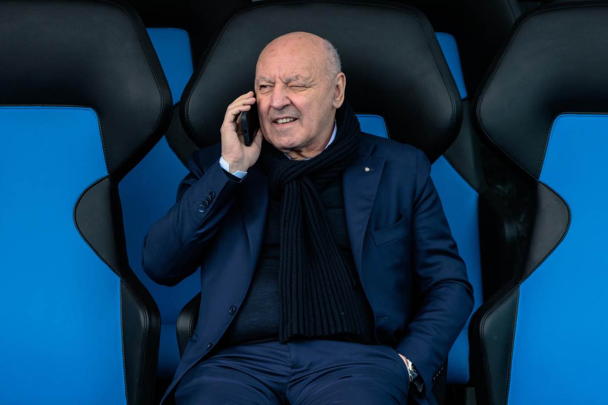 Il presidente dell'Inter Marotta mentre è al telefono a fare una trattativa