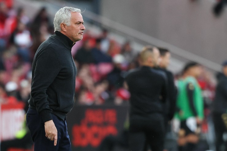 Mourinho mentre dà disposizioni ai suoi giocatori